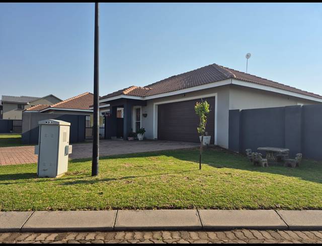3 BEDROOM TOWNHOUSE FOR SALE IN ARCON PARK